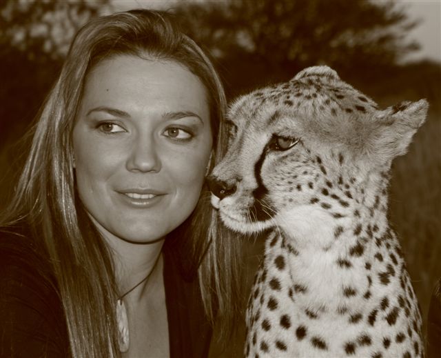 Marlice_van_Vuuren_with_cheetah.jpg