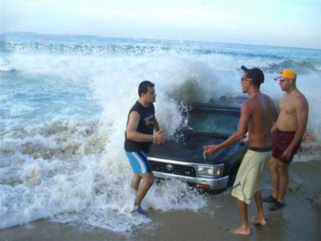 awkward-and-funny-beach-moments-1.jpg